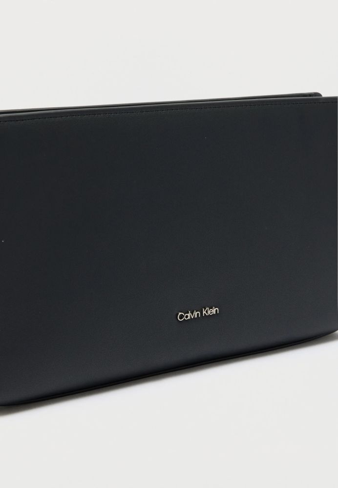 ΤΣΑΝΤΑ CALVIN KLEIN RAISED POUCH BLACK CALVIN KLEIN φωτογραφία
