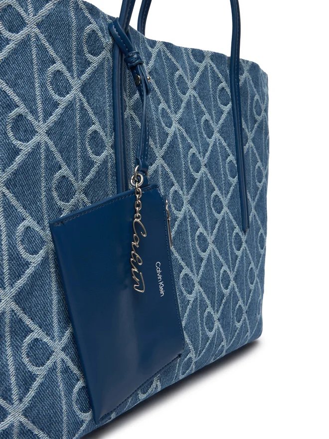 TOTE BAG CALVIN KLEIN EMBLEM AOP DENIM BLUE CALVIN KLEIN φωτογραφία