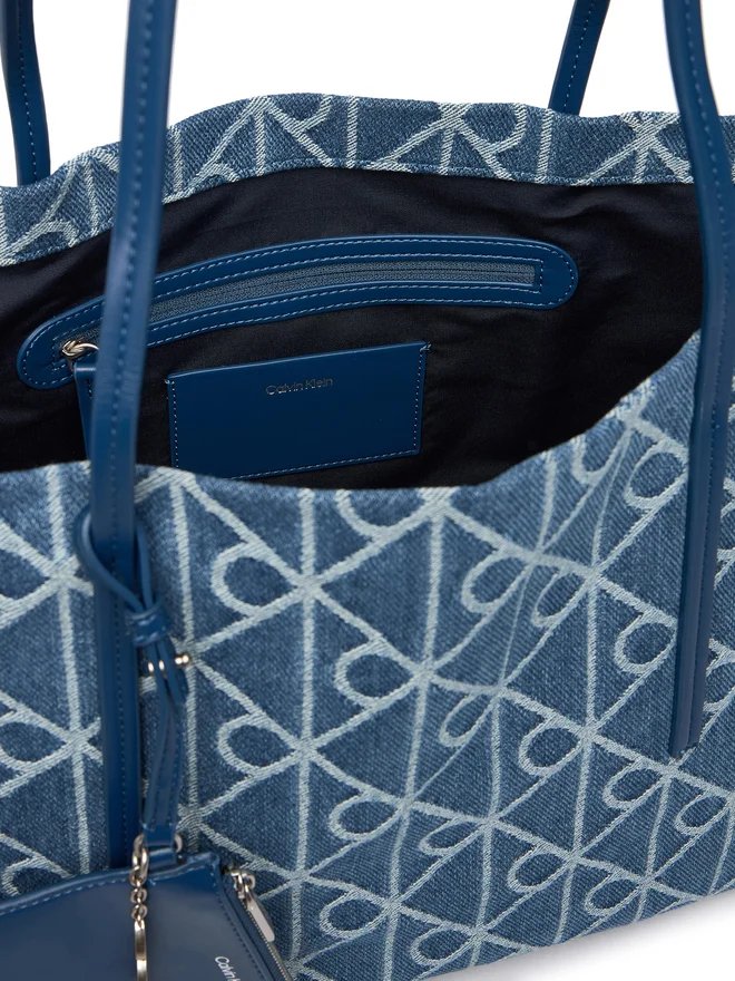 TOTE BAG CALVIN KLEIN EMBLEM AOP DENIM BLUE CALVIN KLEIN φωτογραφία