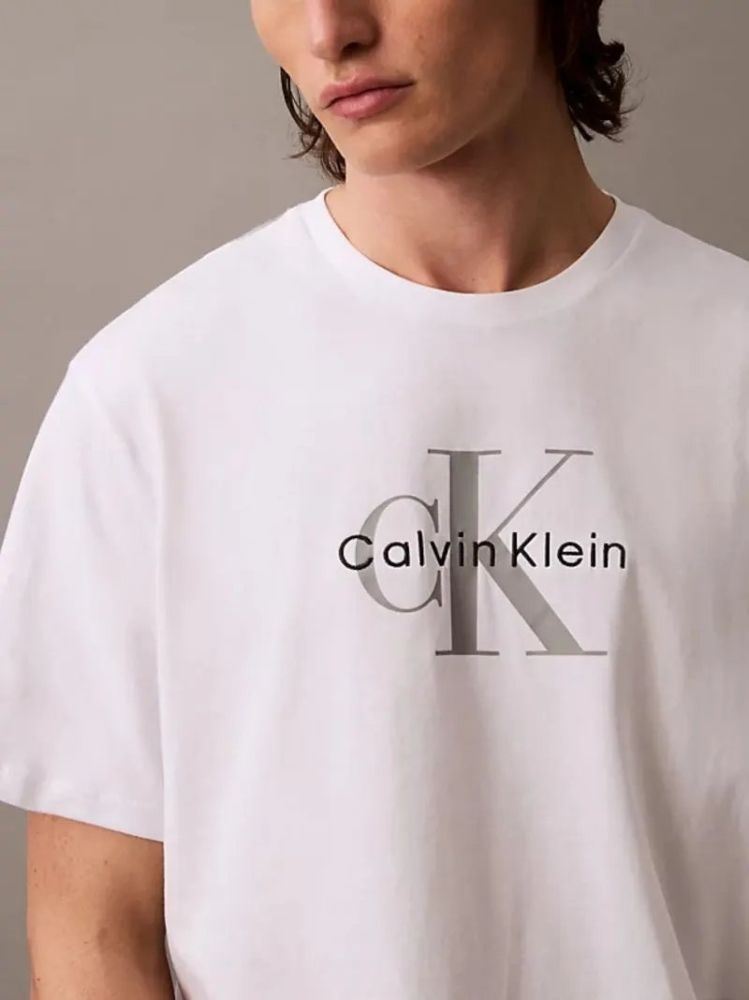 T-SHIRT CALVIN KLEIN SS HERO MONOLOGO TEE BRILLIANT WHITE CALVIN KLEIN φωτογραφία